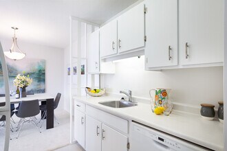 Shorewood Manor in West Vancouver, BC - Building Photo - Building Photo