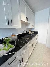 511 Serrano Ave in Los Angeles, CA - Foto de edificio - Building Photo