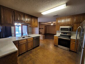 6031 73rd St in Lubbock, TX - Foto de edificio - Building Photo