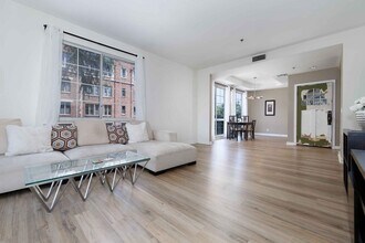 585 N Rossmore Ave, Unit 312 in Los Angeles, CA - Foto de edificio - Building Photo