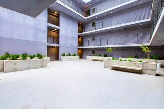 14629 W Erwin St in Van Nuys, CA - Foto de edificio - Building Photo