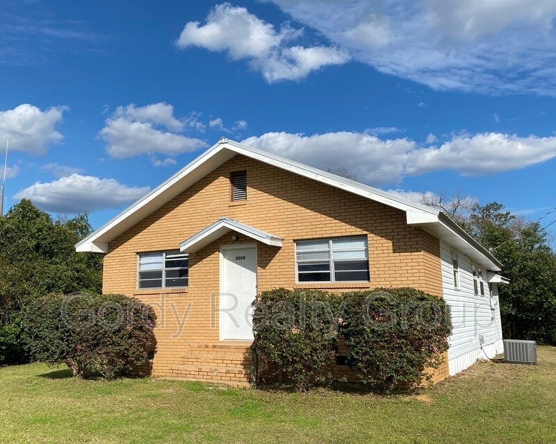 2050 Main St in Grand Ridge, FL - Building Photo