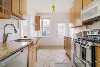 32 James St, Unit 1 in Brookline, MA - Foto de edificio - Building Photo