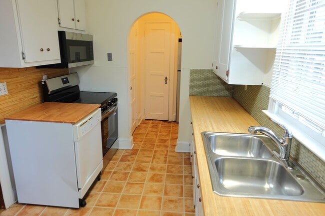 163 Woodhull Ave in Riverhead, NY - Building Photo - Building Photo