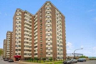 7337 S South Shore Dr in Chicago, IL - Building Photo