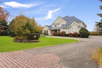 2995 Laurel Trail in Laurel, NY - Building Photo - Building Photo