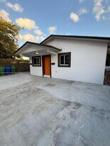 576 NE 70th St in Miami, FL - Building Photo