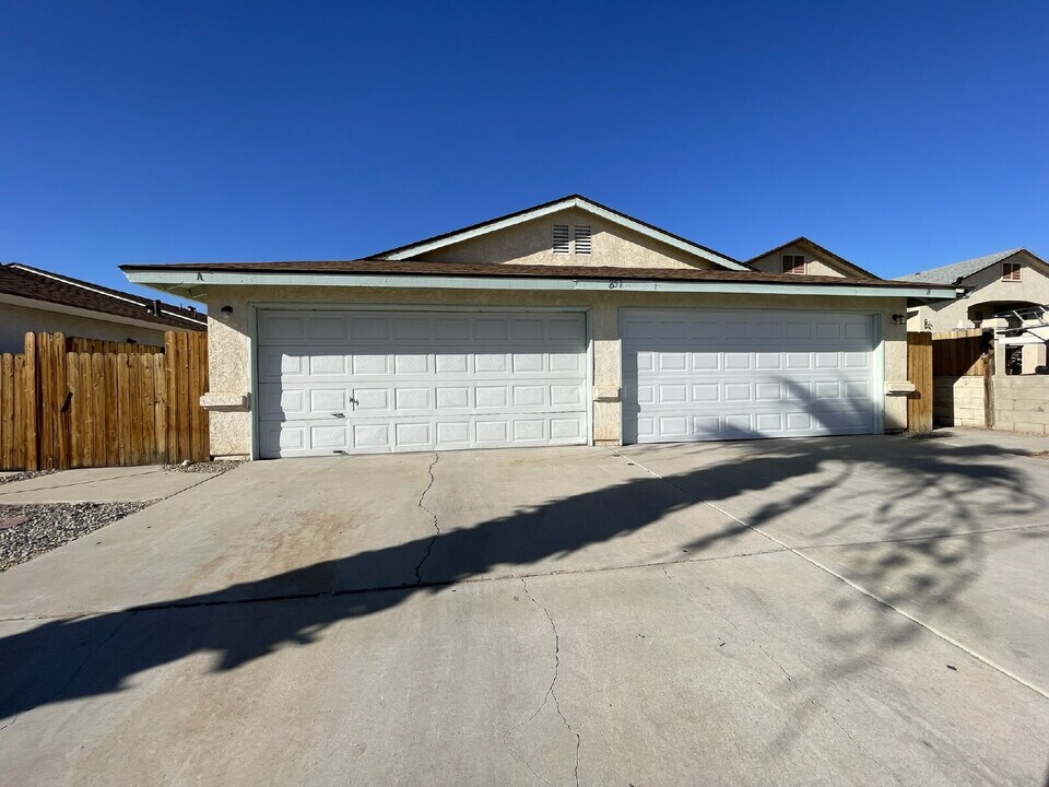 851 Baseline Rd in Bullhead City, AZ - Building Photo