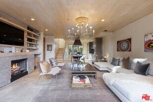 812 Brooks Ave in Los Angeles, CA - Building Photo