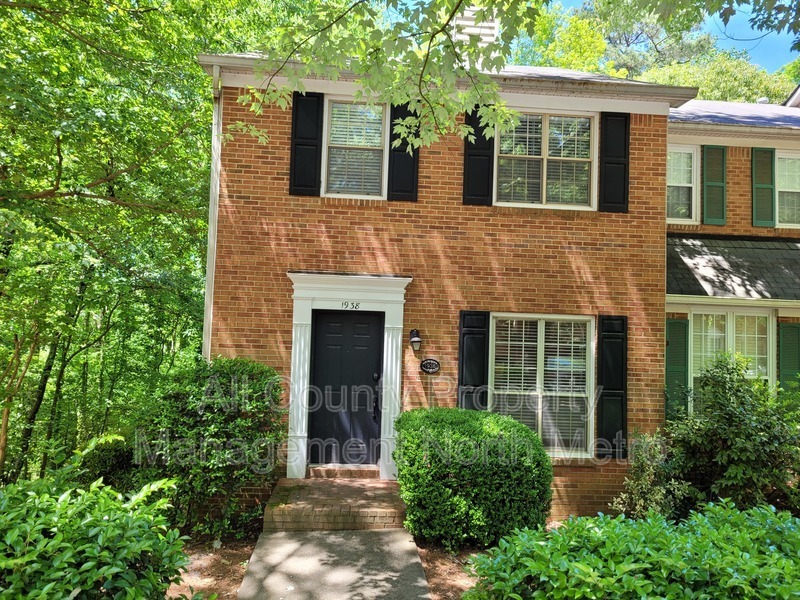 1938 Ivy Glen Dr in Smyrna, GA - Building Photo