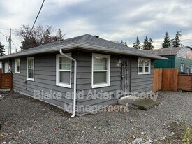 3246 SE 136th Ave in Portland, OR - Building Photo