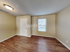 8327 Wanda Lake Dr in Indianapolis, IN - Foto de edificio - Building Photo