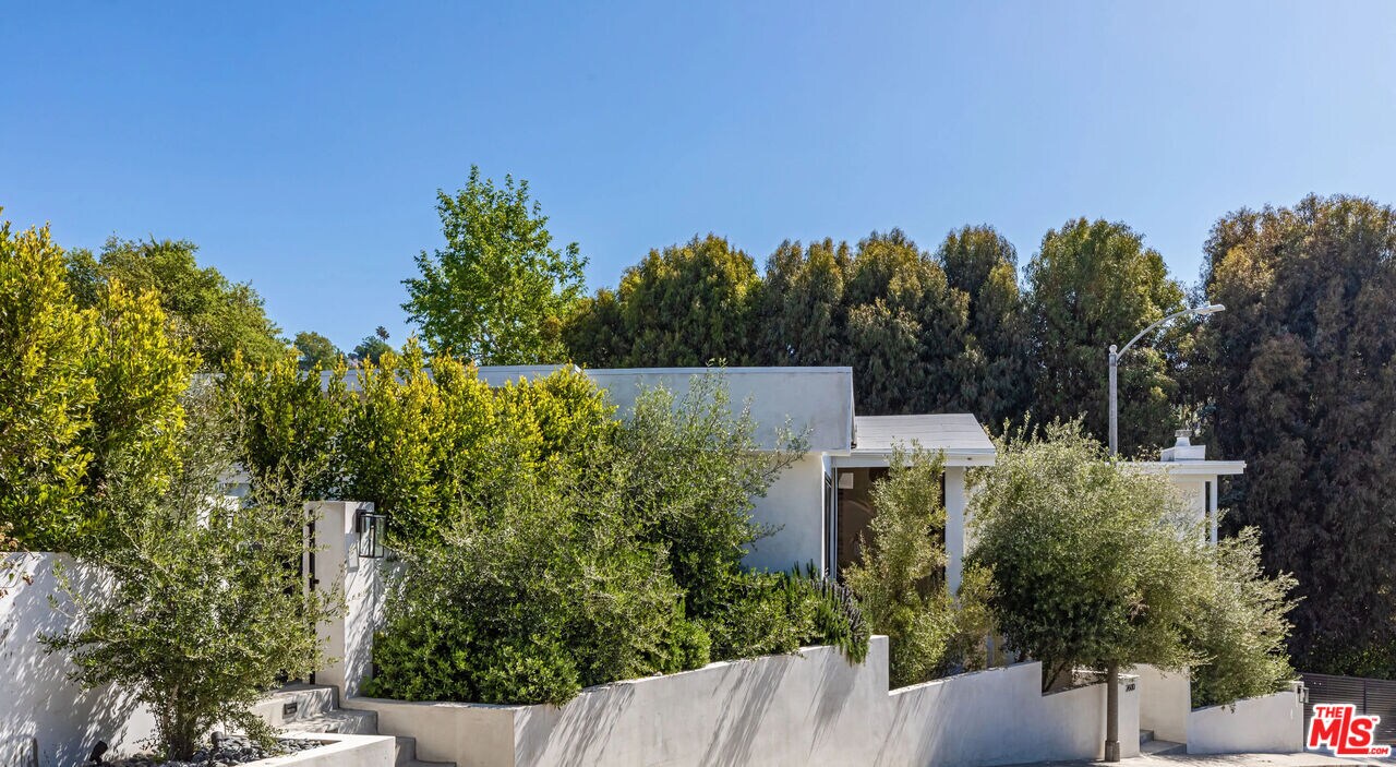 2600 Zorada Dr in Los Angeles, CA - Building Photo