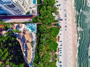 8787 Bay Colony Dr in Naples, FL - Foto de edificio - Building Photo