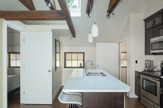 1044 N Pennsylvania St, Unit Carriage House in Denver, CO - Building Photo - Building Photo