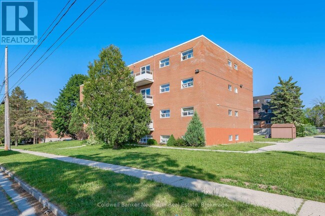 10-310 Glenbrook Dr in Guelph, ON - Building Photo - Building Photo