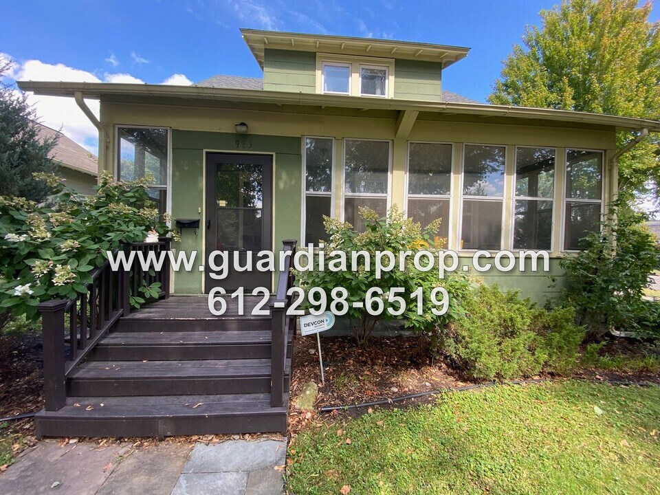 983 Edmund Ave W in St. Paul, MN - Foto de edificio