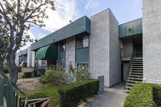 Willis Villas in Panorama City, CA - Building Photo - Building Photo