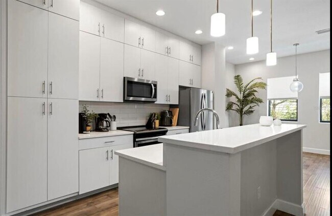 1330 W Gray St in Tampa, FL - Building Photo - Building Photo