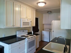 217 NE Cedar Ave in Myrtle Creek, OR - Building Photo - Building Photo