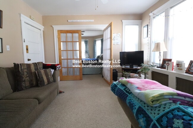 338 Main St, Unit 2 in Medford, MA - Foto de edificio - Building Photo