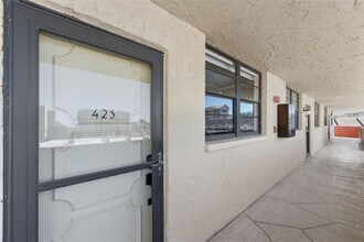 19701 Gulf Blvd in Indian Shores, FL - Foto de edificio - Building Photo