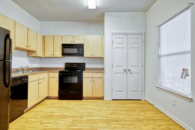 The Commons Apartments at Hickory Creek in Giddings, TX - Building Photo - Interior Photo