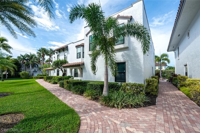 1080 6th St S in Naples, FL - Foto de edificio - Building Photo