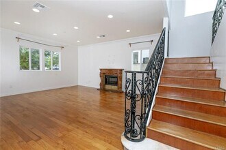 918 E Valencia Ave in Burbank, CA - Building Photo - Building Photo