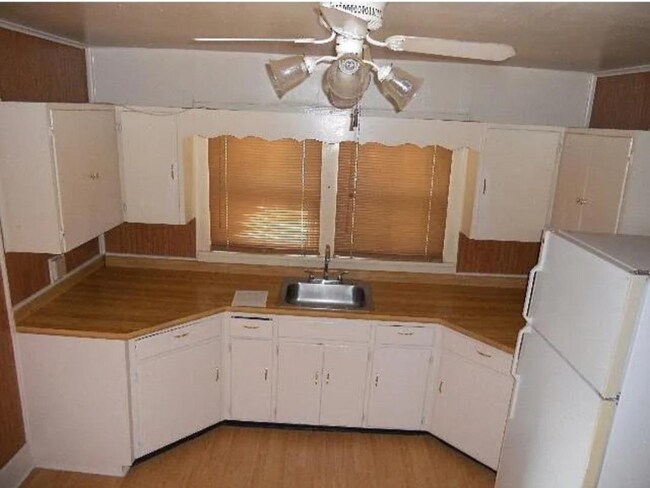 406 Clifty St in Harriman, TN - Foto de edificio - Building Photo