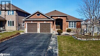 46 Jewel House Ln in Barrie, ON - Building Photo