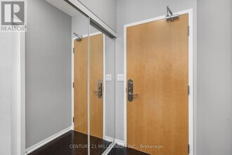 65 Bremner Blvd in Toronto, ON - Building Photo - Building Photo