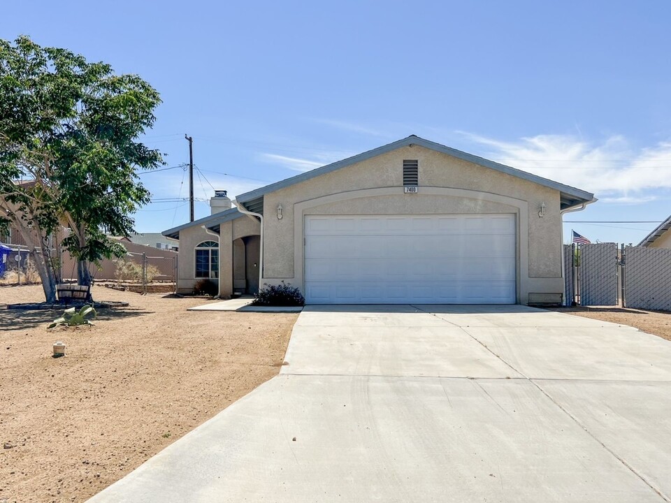 7400 Hermosa Ave in Yucca Valley, CA - Building Photo