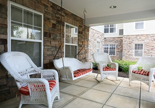 Willow Manor at Cloppers Mill (Seniors 62+) in Germantown, MD - Foto de edificio - Building Photo