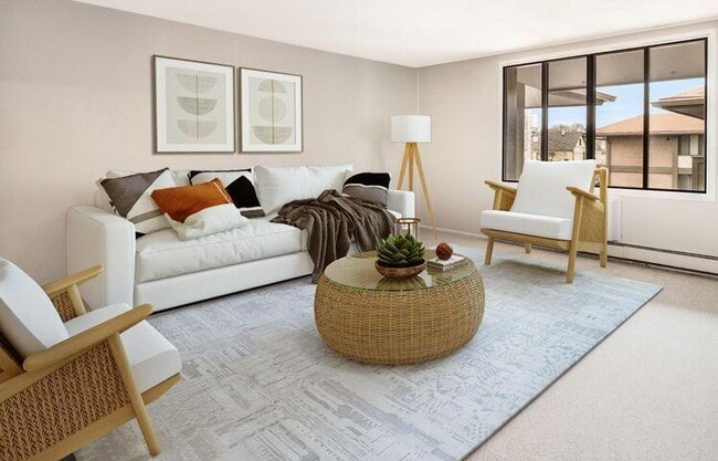 2025 E Greenwich Ave in Milwaukee, WI - Building Photo - Building Photo