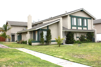 10561 Torrington Cor in Westminster, CA - Foto de edificio - Building Photo