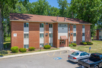 Oakwood Park Apartments in Lorain, OH - Foto de edificio - Building Photo