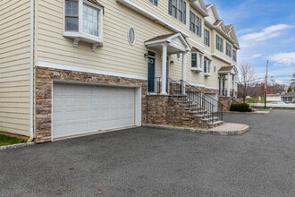 Lakeside Townhomes in Danbury, CT - Foto de edificio - Building Photo