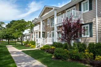 Fairfield Creekside At Patchogue Village in Patchogue, NY - Foto de edificio - Building Photo