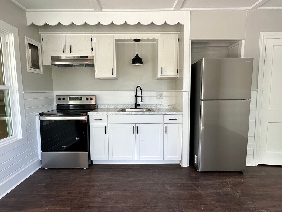 528 Fleming St in Hendersonville, NC - Building Photo