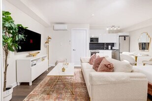 1755 R. Saint-Denis in Montréal, QC - Building Photo