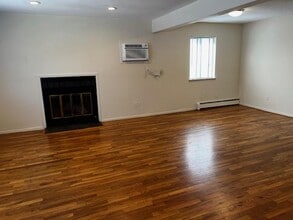 1 Mohegan Ave in Port Washington, NY - Building Photo - Building Photo