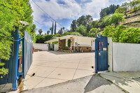 4545 Alonzo Ave in Los Angeles, CA - Foto de edificio - Building Photo