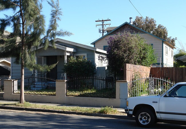 32-38 W Simpson St in Ventura, CA - Foto de edificio - Building Photo