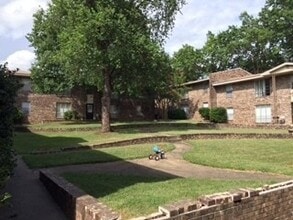 Oakwood Place in Fayetteville, AR - Building Photo - Building Photo
