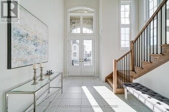 18 Shadyridge St in King City, ON - Building Photo - Building Photo