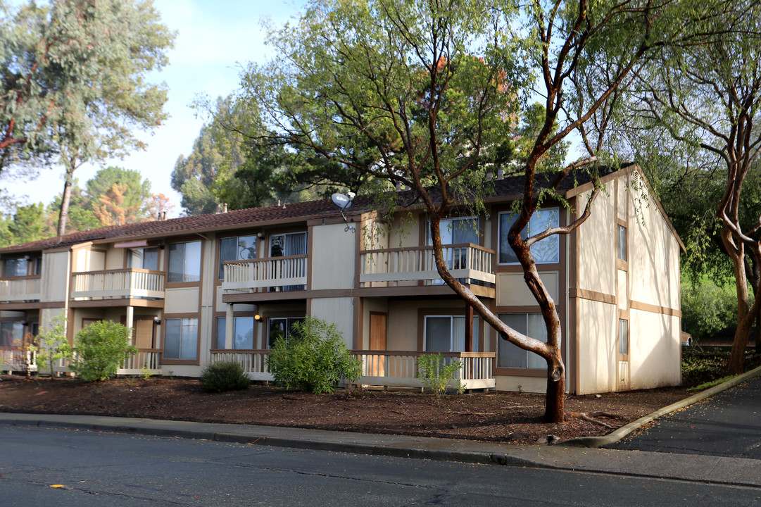 Crestview Apartments in Benicia, CA - Foto de edificio