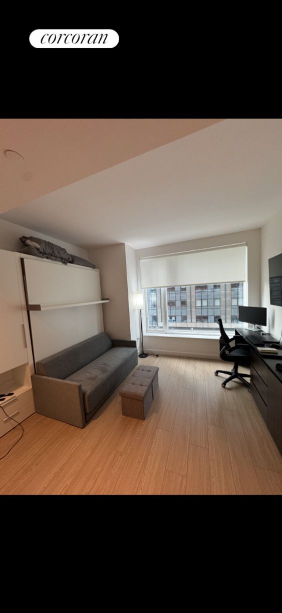 550 10th Ave in New York, NY - Building Photo - Building Photo