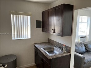 1612 Harrison St in Hollywood, FL - Building Photo - Building Photo