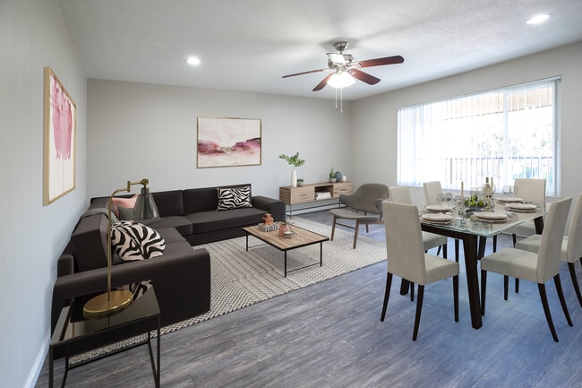 Country Squire Apartments in Tustin, CA - Foto de edificio - Building Photo